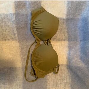 •Bikini Top
•Hollister
•34A